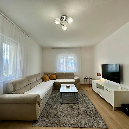 Emos Apartment *
