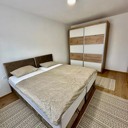 Apartament Emos *